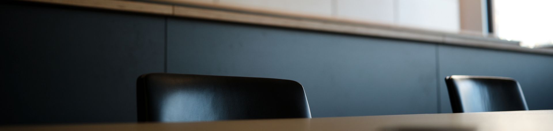 Es wird ein teilausschnitt eines modernen Hörsaals der FS im Havard-Stil gezeigt.